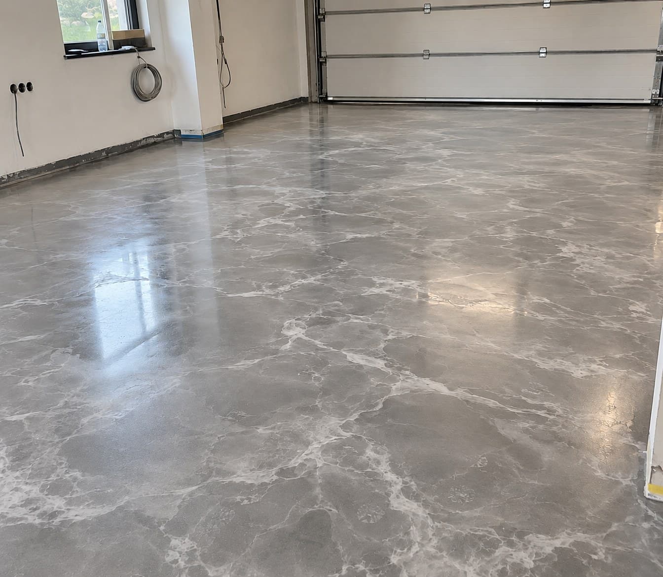 Glänzender Epoxidharz-Boden mit Marmoreffekt in einer Garage