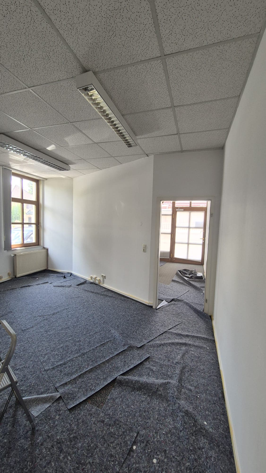 Bürofläche während der Verlegung eines neuen Teppichbodens