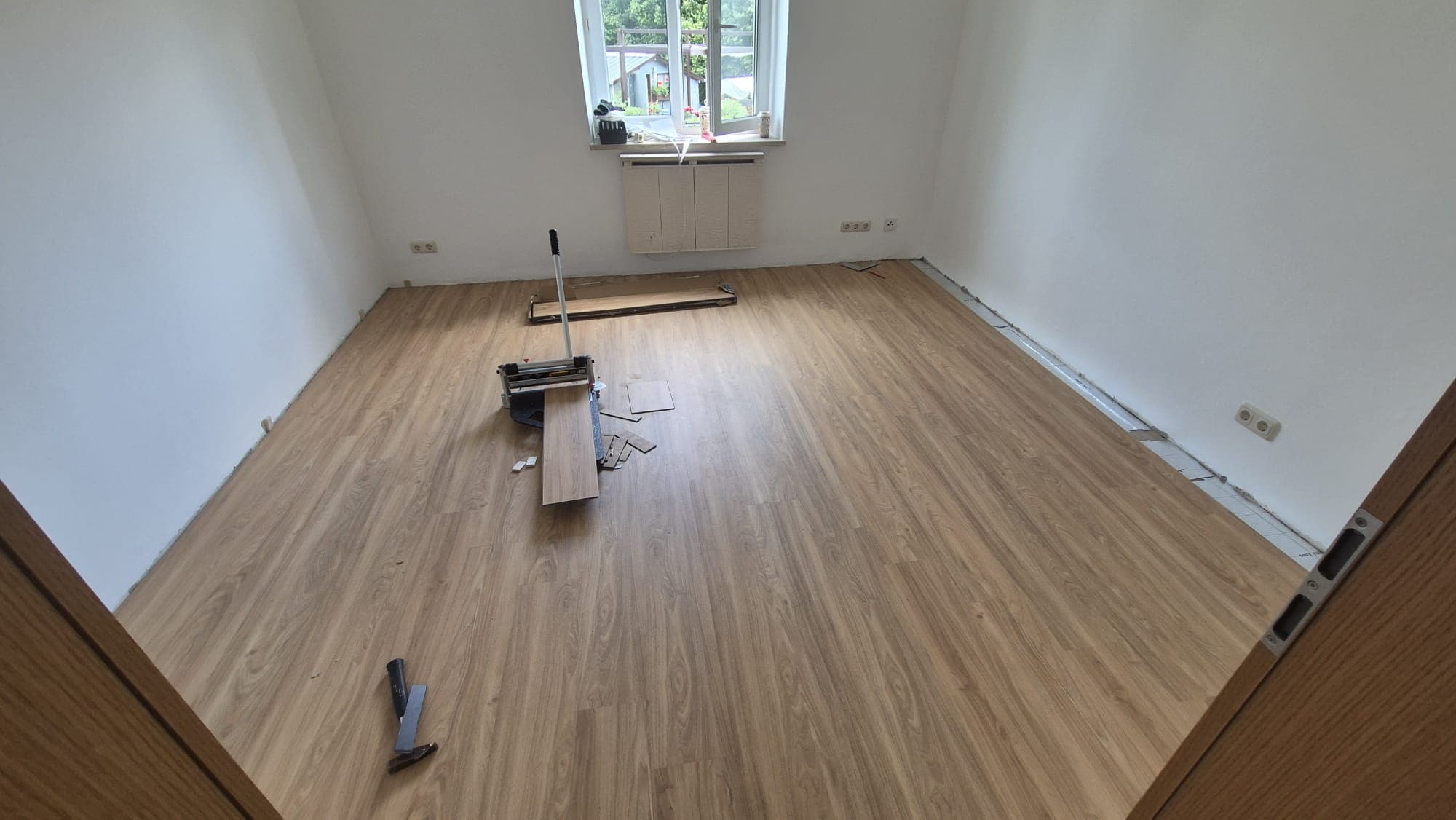 Frisch verlegter Vinylboden in Holzoptik in einem Wohnraum in Penzberg